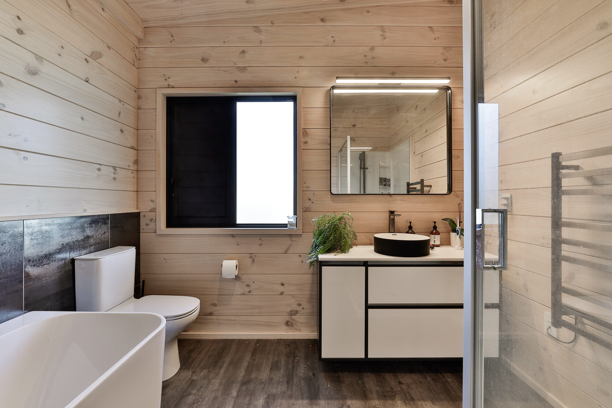 Black sharp contrasting bathroom